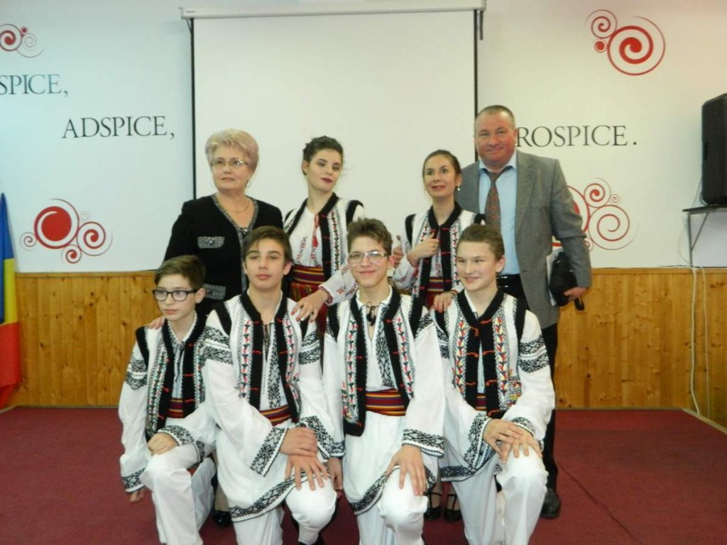 Elevi de la liceul special Moldova particip&acirc;nd la o activitate educativă, promov&acirc;nd informații presă liceul special moldova.