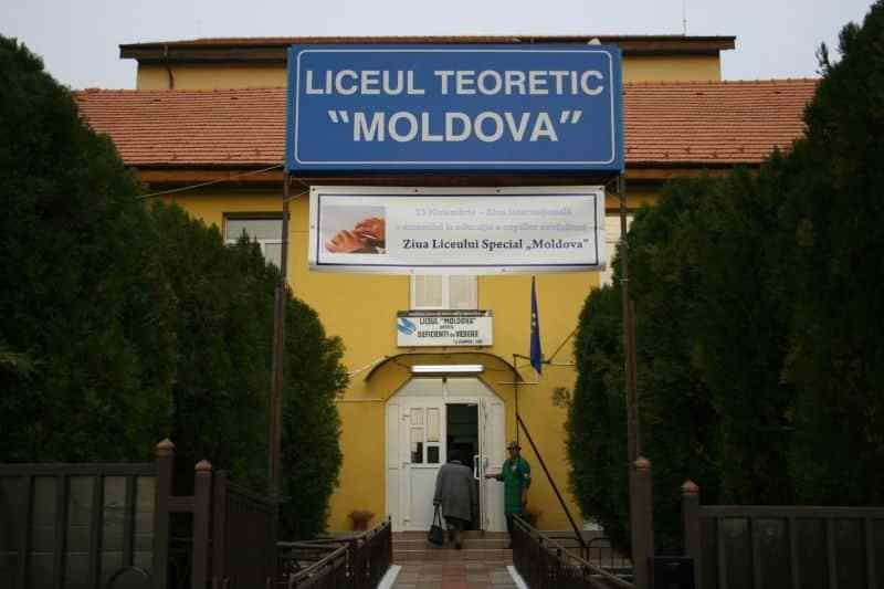 Studenți și profesori la liceul special Moldova, discut&acirc;nd despre informații presă liceul special moldova.